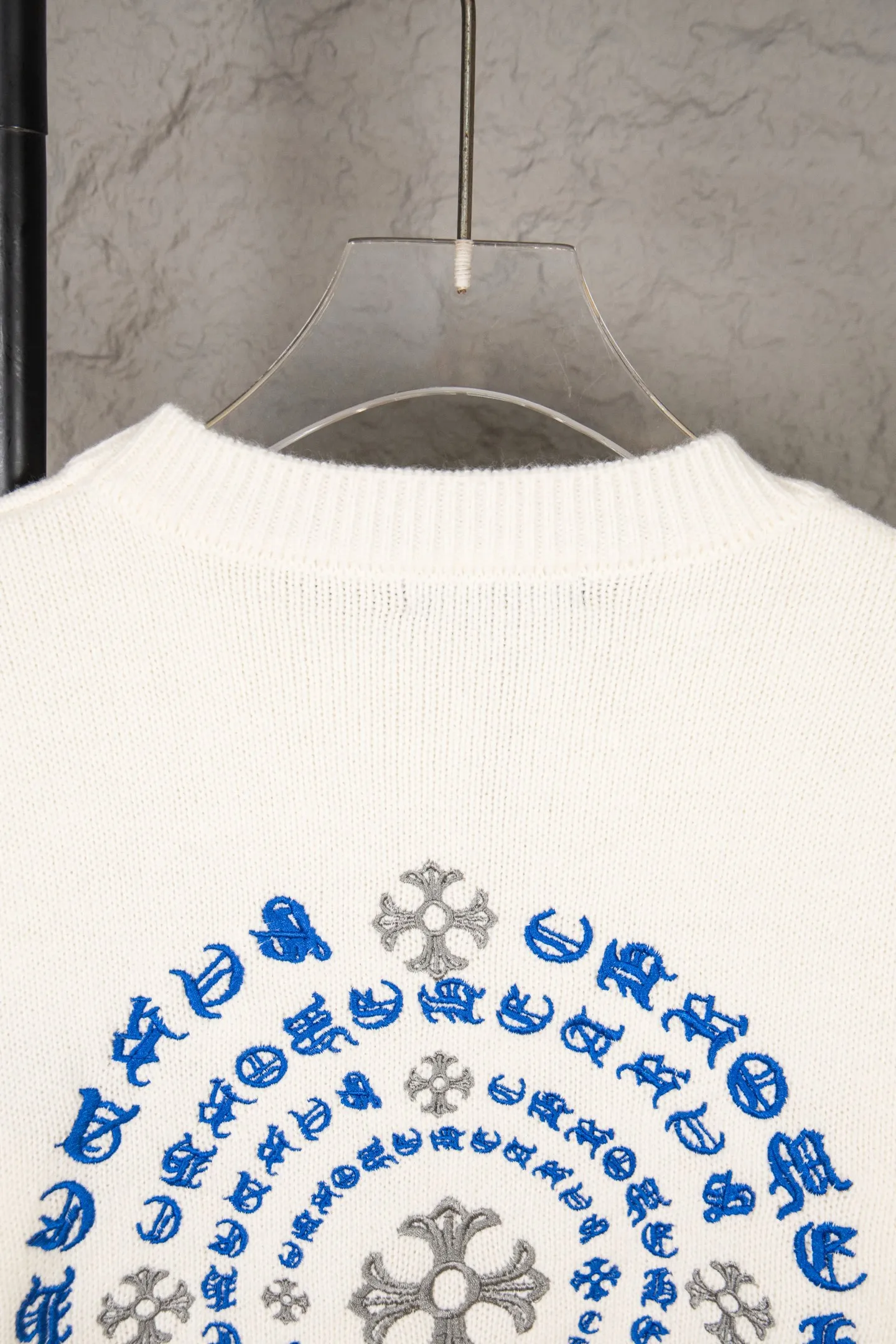 P260 Chrome Hearts CH Chrome Hearts Embroidered Disk Sanskrit Cross Hole Knitted Sweater Pullover. The popular style is the same for men and women. It is matched with black and white. It looks great in real life. The upper body looks good and it looks good in daily wear. It is even better when taking photos. It’s hard not to buy it. Buy it for me!!! Believe me, no one can refuse such a machine-length Chrome Hearts jacket. The version has been expanded based on the old version. The upper body is loose and stylish, and the hem is expanded to a casual design. Fat people look extremely slim, thin people have limited height and high-end. Ten thousand yuan ZP printing, 1:1 perfect restoration, looks good when worn alone or stacked, can be easily controlled by both men and women. If you care more about quality, you must also respect the price. It is completely different from the thin see-through bottoms and junk products on the market that pill when worn. If the style makes you shine at a glance, then quality is what you should pay more attention to. Compared with price, we focus on quality. Customers who have received my products all know it. ️️️ Sweaters on the market are generally made of bract core yarn. We use modal. The advantages over core-spun yarn are very intuitive: high cost, high price, high density, relatively expensive for developers, and let us make a lot less money. In addition, it is delicate, has no scum on the upper body, resists pilling, and is high-end. We are conscientious sellers and do not use core-spun yarn. Apart from being cheap, core-spun yarn is really useless. It shrinks, pills, hooks, and makes people pierced. He is proficient in everything. It is 2024. Who doesn’t want to look decent when they go out? Quality determines the upper body effect. No matter how bad the quality, the best style is still the temperament of the urban-rural fringe. We only do long-term business. Quality determines character. Take it back and wear it with confidence and wash it. The quality of the pattern will definitely make your eyes shine. We only make the right version of high quality. We make high-end hard goods. Reject junk goods and reject fast food. Conscientious quality and conscientious price. You deserve it!  Color: Black Beige Gray Size: S M L